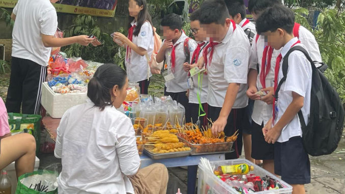 quản lý an toàn thực phẩm xung quanh cổng trường