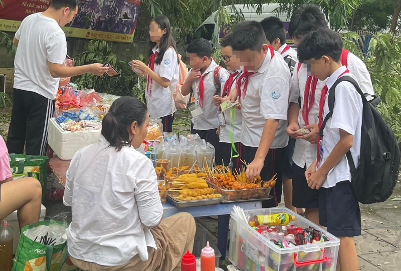 quản lý an toàn thực phẩm xung quanh cổng trường